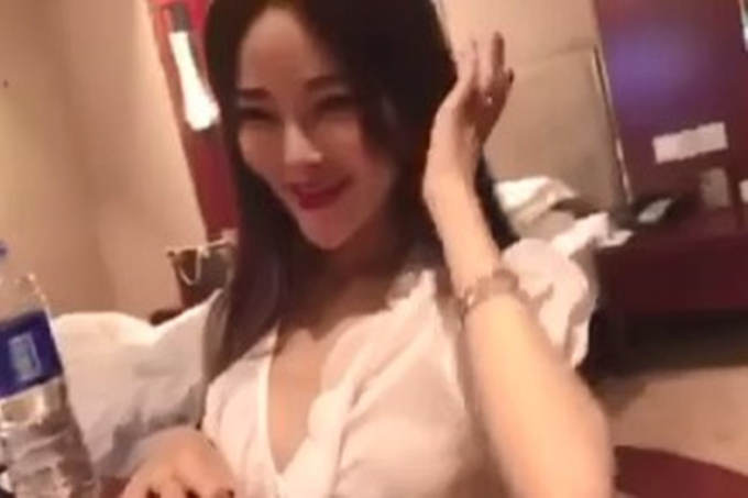 号称天然巨乳的酒店妹~就让我亲自鉴定鉴定~除了巨乳外~还有个会自己动的骚屁股