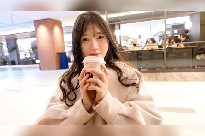 “在浅草一家纪念品商店工作的活泼女孩申请了!她说话清晰,看起来很严肃,但她的身体超级敏感
