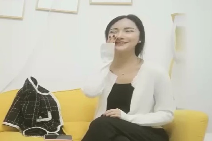 气质绝佳漂亮的美少妇,美女刚进屋男的就按奈不住抱着屁股要插她,沙发上被干的死去活来.国语!